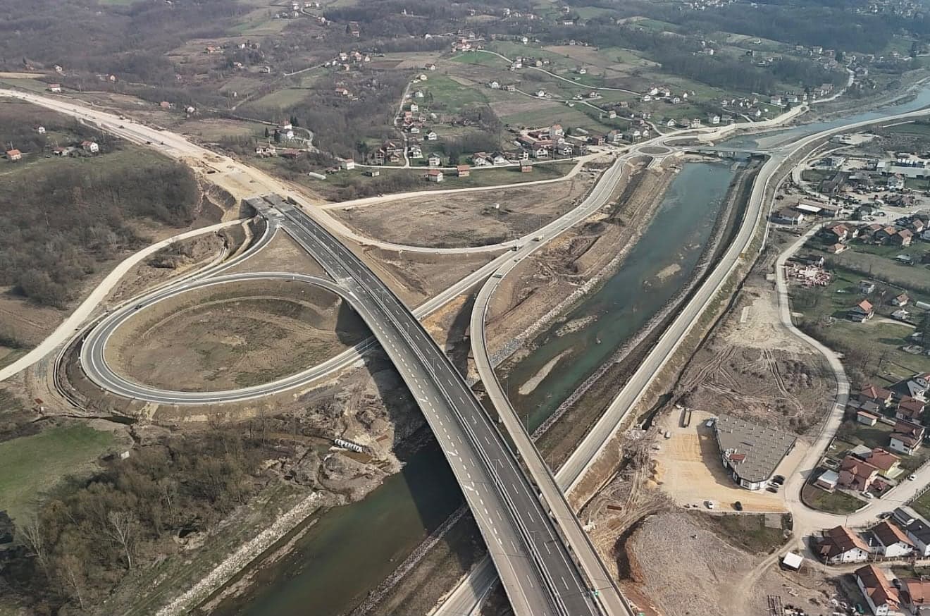 Snimak iz zraka: kružni krakovi nove petlje i most autoputa preko rijeke Usore.