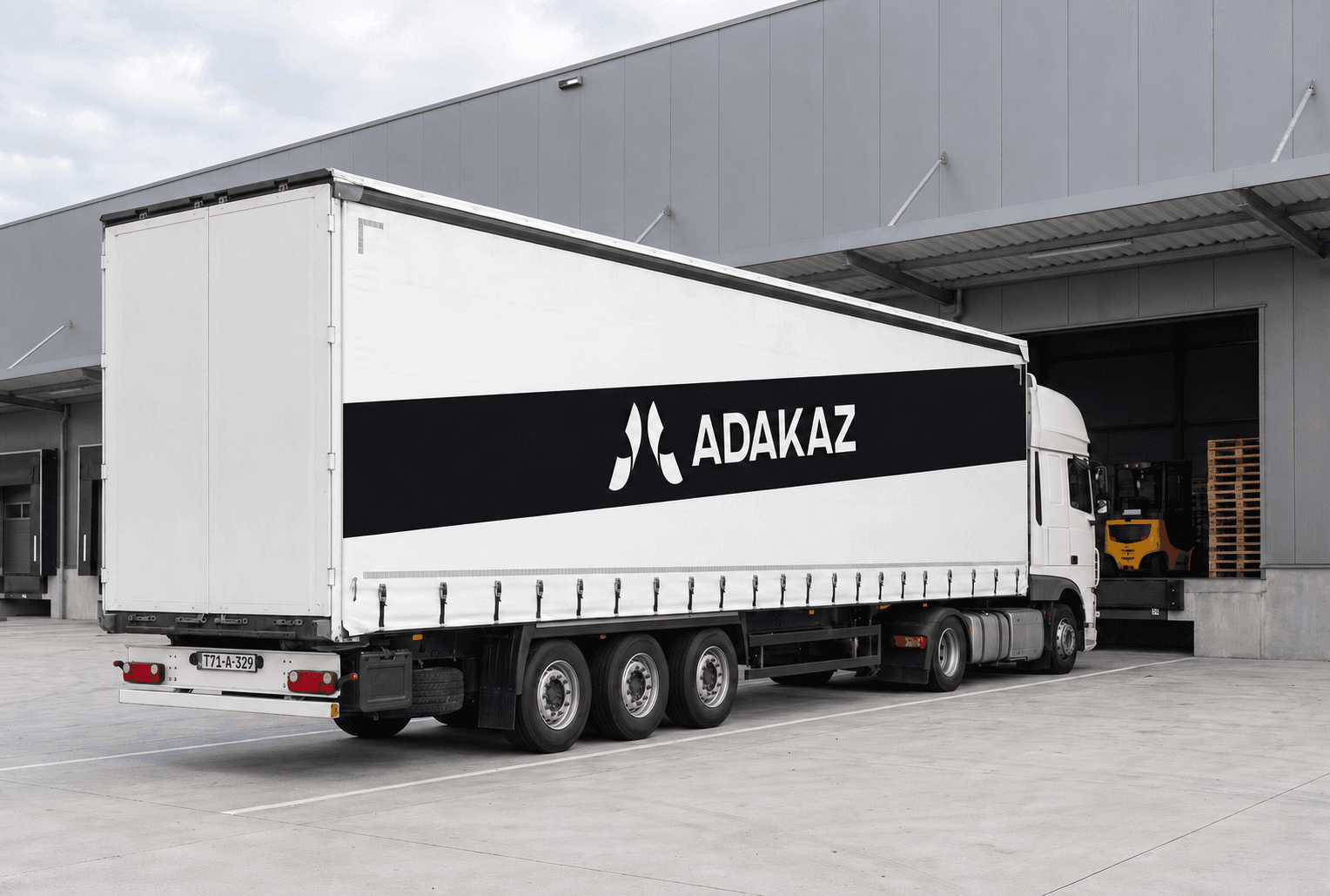 ADAKAZ vučno vozilo s poluprikolicom na utovarnoj rampi logističkog skladišta.